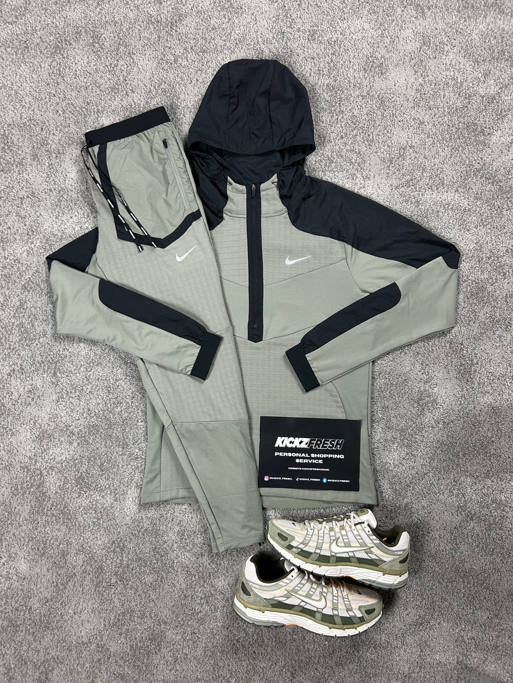 NIKE PERFORMANCE TRAININGANZUG MIT HALBZIPP VIELFARBIGES KAKI GRÜN
