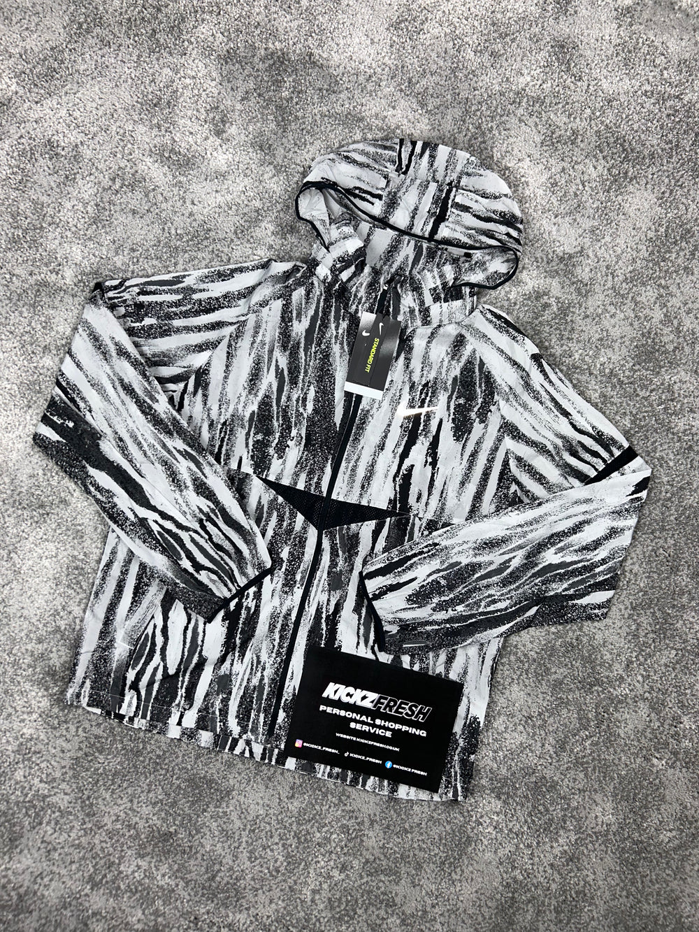 NIKE WINDRUNNER JACKE „SCHWARZ-WEISS GESTREIFT“
