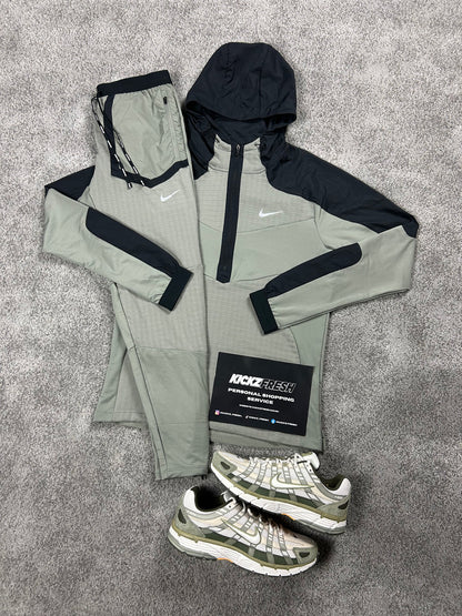 NIKE PERFORMANCE TRAININGANZUG MIT HALBZIPP VIELFARBIGES KAKI GRÜN