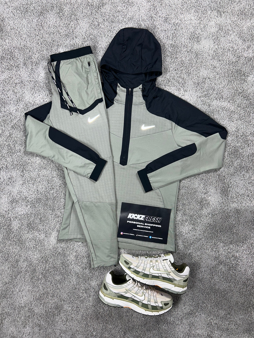 NIKE PERFORMANCE TRAININGANZUG MIT HALBZIPP VIELFARBIGES KAKI GRÜN