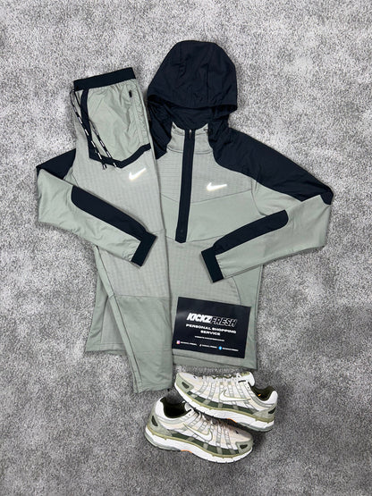NIKE PERFORMANCE TRAININGANZUG MIT HALBZIPP VIELFARBIGES KAKI GRÜN
