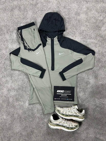 NIKE PERFORMANCE TRAININGANZUG MIT HALBZIPP VIELFARBIGES KAKI GRÜN