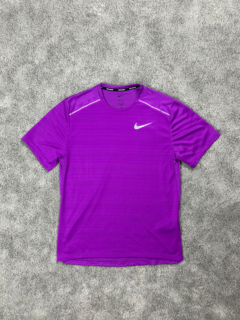 NIKE MILER 1.0 T-SHIRT „OG TRAUBE“