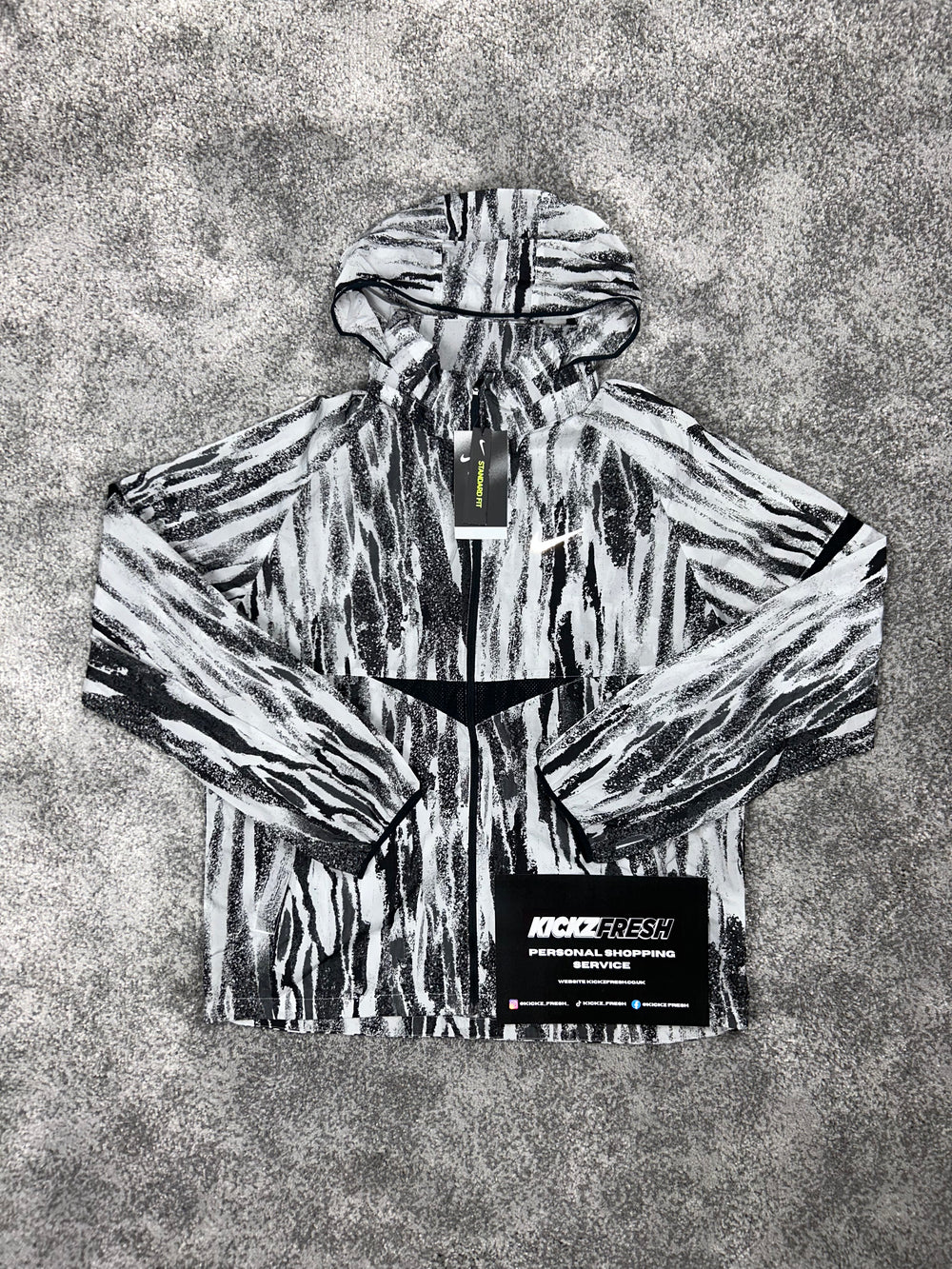 NIKE WINDRUNNER JACKE „SCHWARZ-WEISS GESTREIFT“