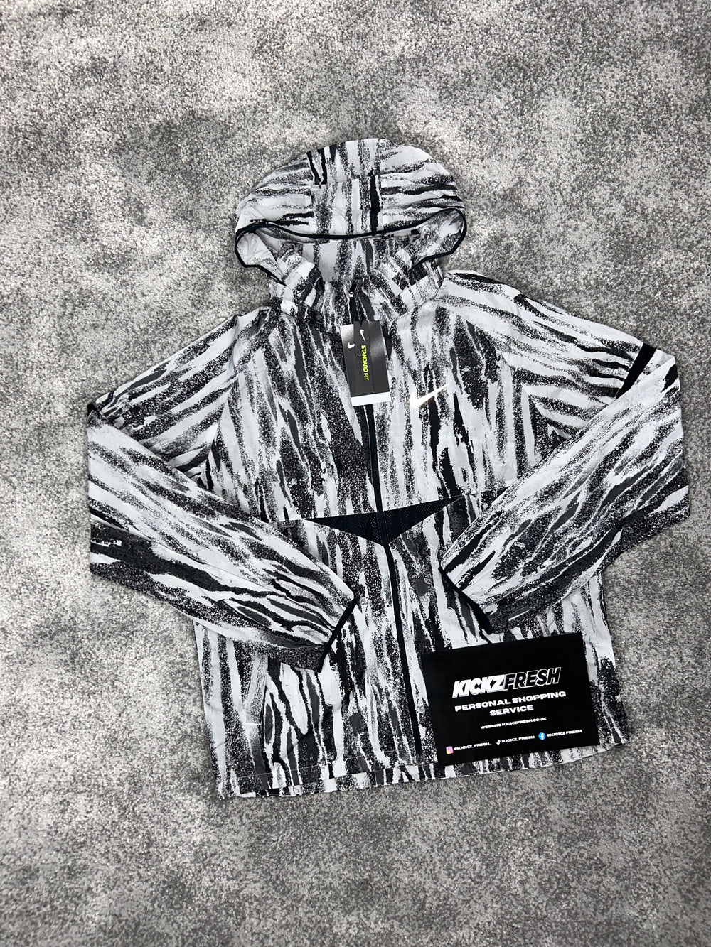 NIKE WINDRUNNER JACKE „SCHWARZ-WEISS GESTREIFT“