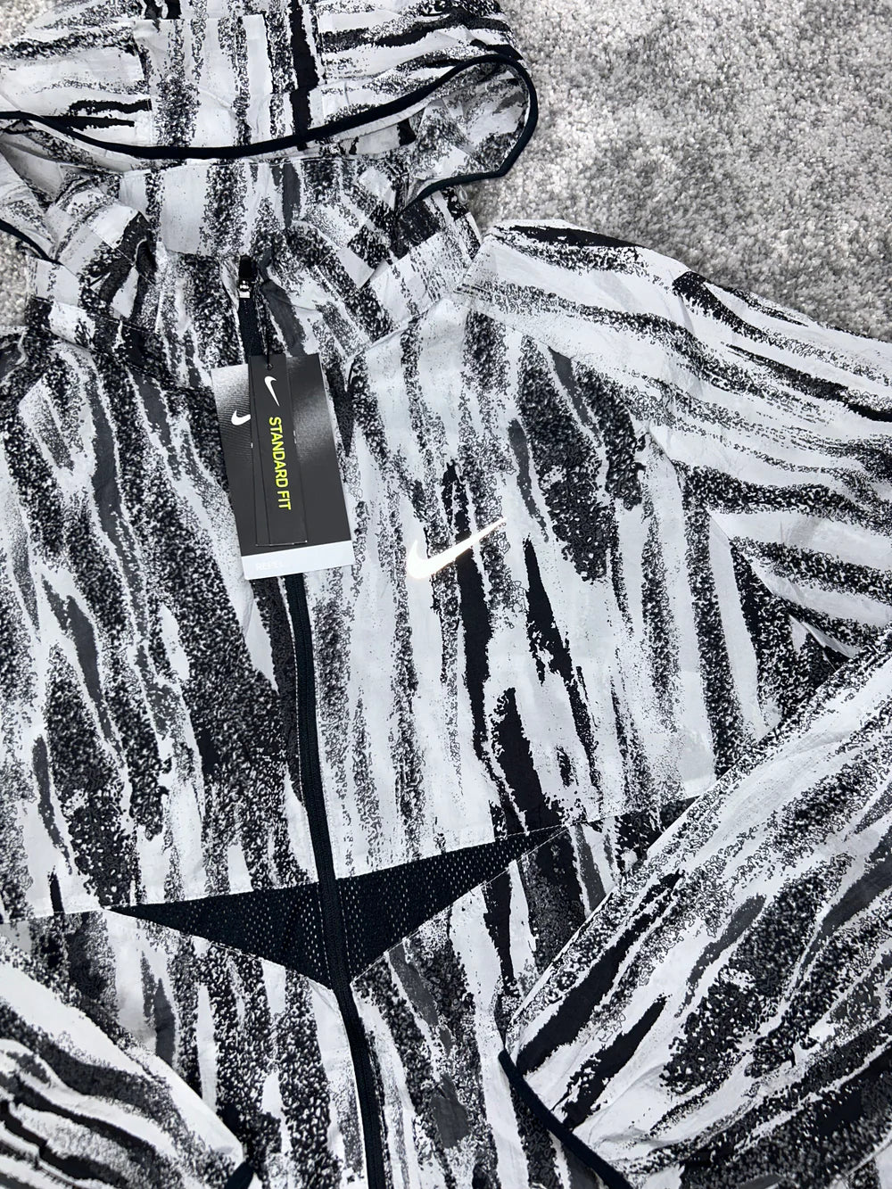 NIKE WINDRUNNER JACKE „SCHWARZ-WEISS GESTREIFT“