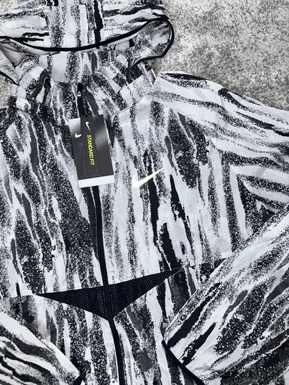 NIKE WINDRUNNER JACKE „SCHWARZ-WEISS GESTREIFT“