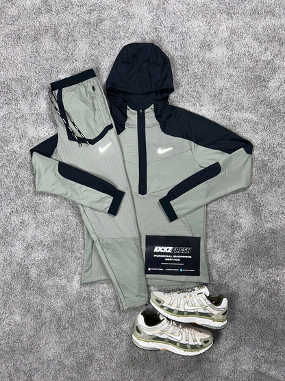NIKE PERFORMANCE TRAININGANZUG MIT HALBZIPP VIELFARBIGES KAKI GRÜN