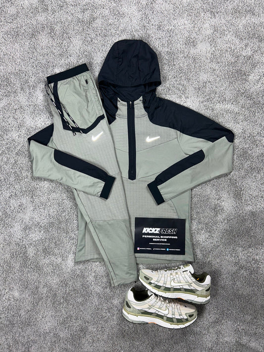 NIKE PERFORMANCE TRAININGANZUG MIT HALBZIPP VIELFARBIGES KAKI GRÜN
